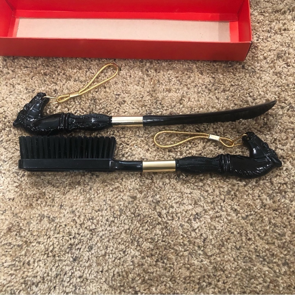 Brush and shoehorn set /horses on top /Unique, in original box, plastic